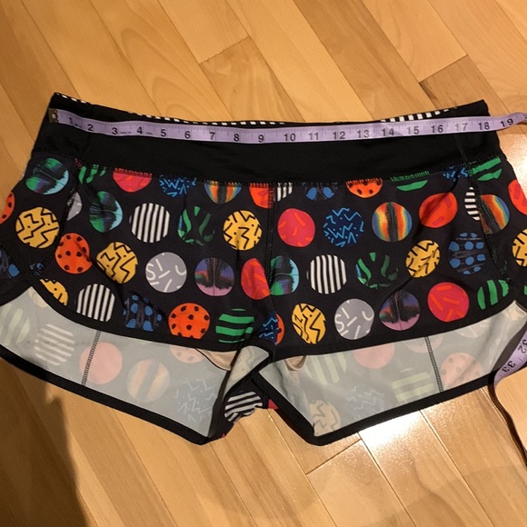 🌟HostPick🌟Colourful Circles Lululemon Seawheeze Speed shorts 2.5 in - size 12 - Picture 2 of 16